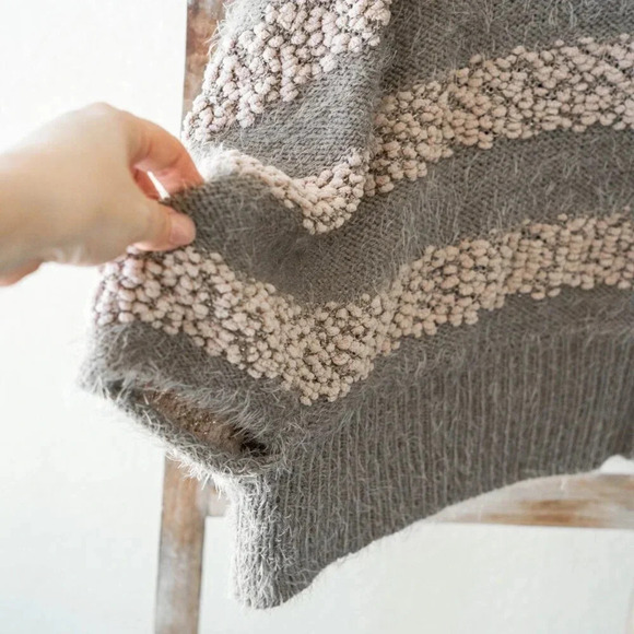 URBAN MANGOZ FAUX FUR TRIM NEUTRAL KNIT LUXURIOUS SHRUG SZ XL - Picture 3 of 7